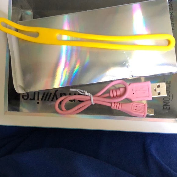 **CLOSE OUT *** EmoJuice Portable power Source - Picture 3 of 6